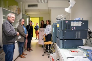 Laurent Lemaire (à gauche), directeur adjoint du Mint a fait visiter les installations du laboratoire.