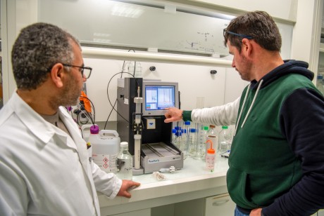 Photo de Khaled Al Sabil et Jean-Jacques Hélesbeux au sein d’un des laboratoires du campus du Végétal.