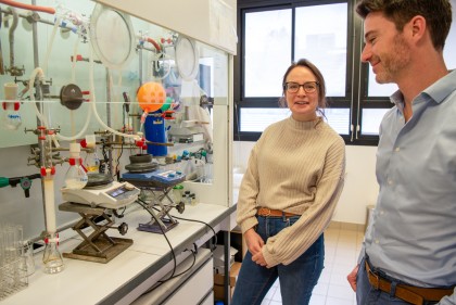 Photo of Catherine Killalea andDavid Canevet in a Moltech laboratory.